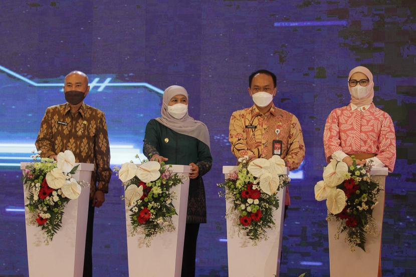 Gubernur Jawa Timur Khofifah Indar Parawansa (kedua kiri), Staf Khusus Presiden Angkie Yudistia (kanan), Dirjen Kependudukan dan Pencatatan Sipil (Dukcapil) Kemendagri Zudan Arif Fakrulloh (kedua kanan) dan Pj Sekdaprov Jatim Wahid Wahyudi (kiri) menekan tombol saat peluncuran pencanangan gerakan bersama penuntasan layanan dokumen kependudukan bagi disabilitas di Surabaya, Jawa Timur, Kamis (16/6/2022). Kegiatan tersebut bertujuan untuk membangun gerakan bersama guna memaksimalkan pendataaan, perekaman dan penerbitan dokumen-dokumen kependudukan bagi penyandang disabilitas dan anak-anak berkebutuhan khusus di Jawa Timur sehingga memudahkan pemerintah dalam memberikan layanan seperti pelayanan pendidikan, kesehatan, sosial dan lainnya.