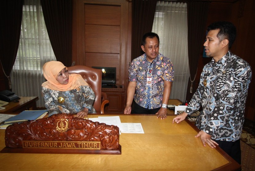 Gubernur Jawa Timur Khofifah Indar Parawansa (kiri) berbincang dengan Wakil Gubernur Jawa Timur Emil Elestianto Dardak (kanan) dan Sekretaris Daerah Provinsi Jawa Timur Heru Tjahjono (tengah) 