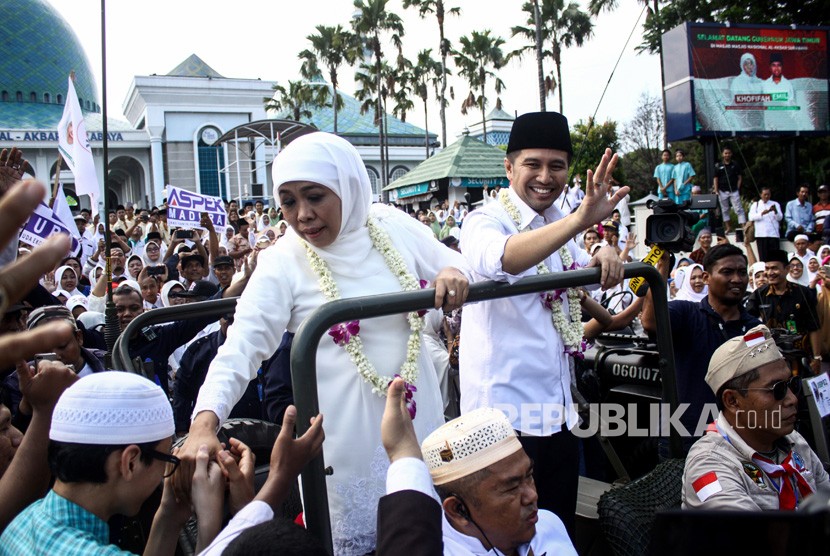 Gubernur Jawa Timur Khofifah Indar Parawansa (kiri), Wakil Gubernur Jawa Timur Emil Dardak (kanan) tiba di Masjid Al Akbar Surabaya, Jawa Timur, Kamis (14/2/2019). 