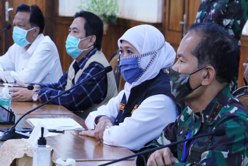  Gubernur Jawa Timur Khofifah Indar Parawansa memperpanjang masa penerapan pembatasan sosial berskala besar (PSBB) di kawasan Surabaya Raya, dalam rapat evaluasi PSBB tahap pertama di Gedung Negara Grahadi, Sabtu (9/5). 