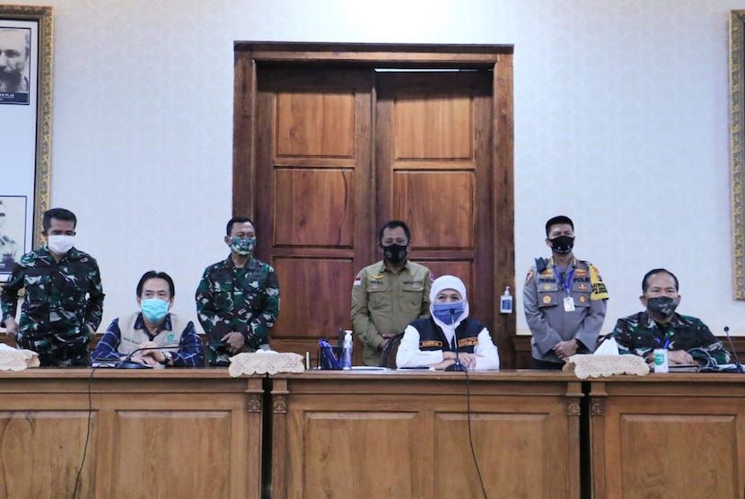  Gubernur Jawa Timur Khofifah Indar Parawansa memperpanjang masa penerapan pembatasan sosial berskala besar (PSBB) di kawasan Surabaya Raya, dalam rapat evaluasi PSBB tahap pertama di Gedung Negara Grahadi, Sabtu (9/5). 