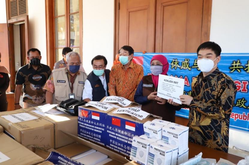 Gubernur Jawa Timur Khofifah Indar Parawansa menerima bantuan masker di halaman gedung negara Grahadi Surabaya (2/7),.