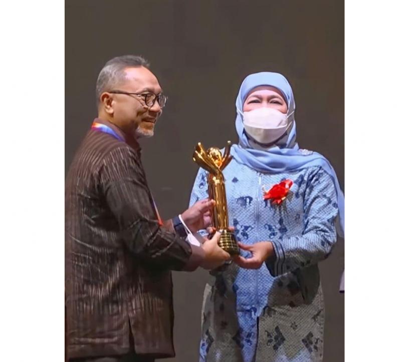 Gubernur Jawa Timur Khofifah Indar Parawansa menerima Penghargaan Primaniyarta.