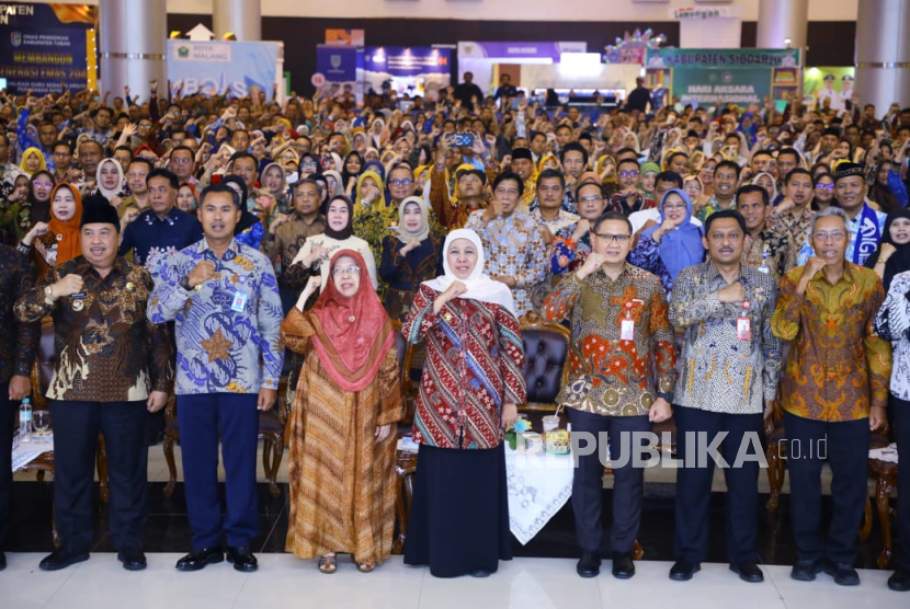 Momen Haru Warnai Puncak Peringatan Hari Guru Nasional 2025, Gubernur Khofifah Dapat Kejutan