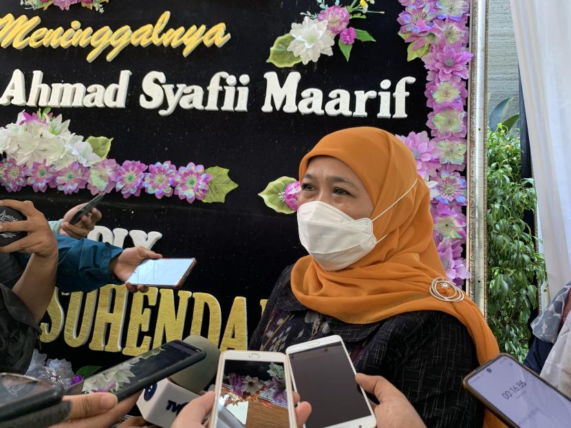 Gubernur Jawa Timur, Khofifah Indar Parawansa mengunjungi kediaman Buya Syafii Maarif di Gamping, Sleman, DIY, Sabtu (28/5/2022).