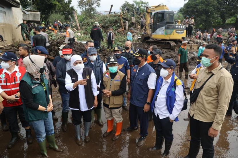 Gubernur Jawa Timur, Khofifah Indar Parawansa meninjau lokasi banjir bandang di Kota Batu, Jumat (5/11) pagi.