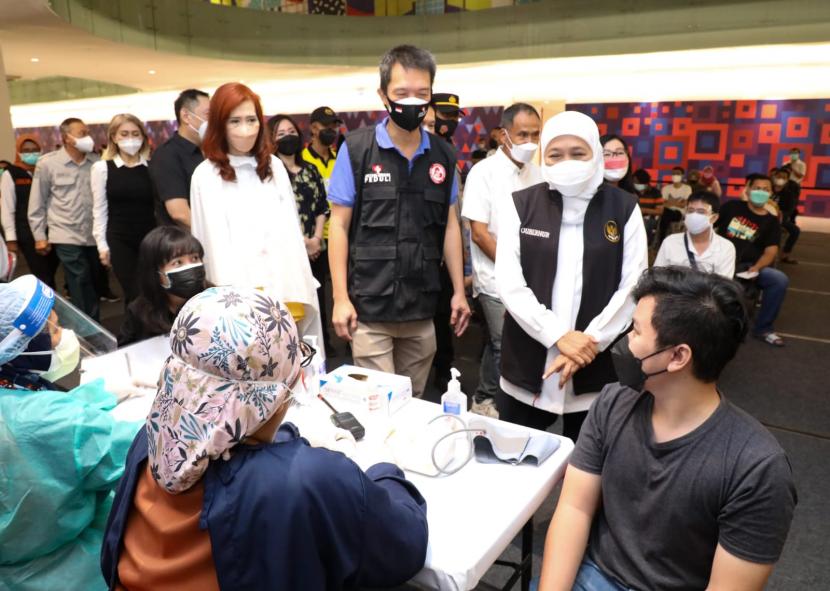 Gubernur Jawa Timur Khofifah Indar Parawansa meninjau pelaksanaan vaksinasi yang digelar AGP di Surabaya, Jumat (3/8).