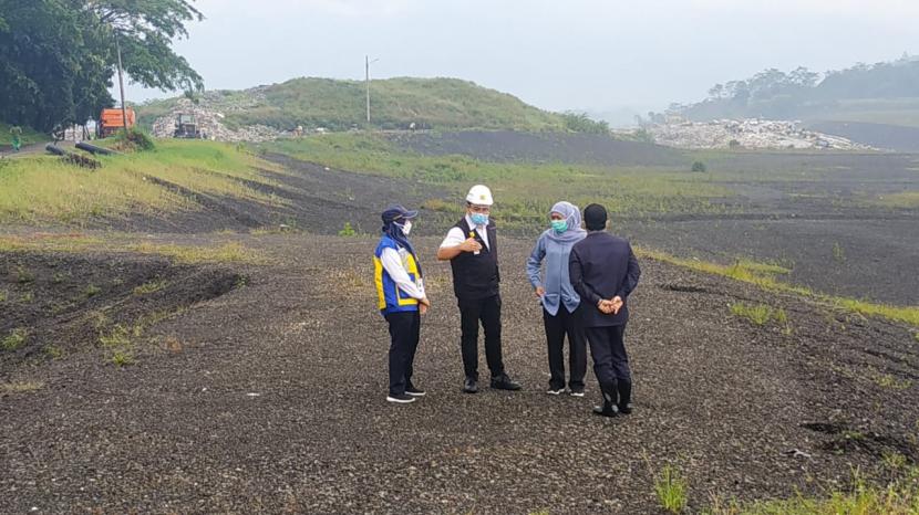 Gubernur Jawa Timur, Khofifah Indar Parawansa meninjau TPA Supit Urang, Kota Malang, Selasa (16/3). 