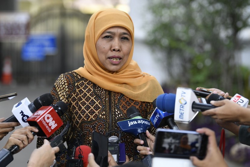 Gubernur Jawa Timur Khofifah Indar Parawansa menyampaikan keterangan kepada wartawan usai menghadap Presiden Joko Widodo di Istana Kepresidenan, Jakarta, Selasa (18/6/2019).