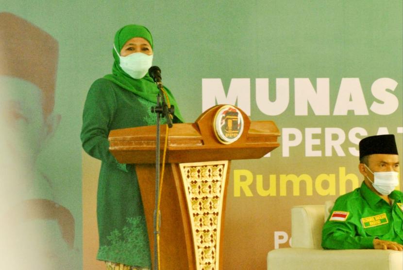 Gubernur Jawa Timur, Khofifah Indar Parawansa menyampaikan paparan program One Pesantren One Product (OPOP) di arena Munas Alim Ulama PPP, yang digelar di Ponpes Fadhlul Fadhlan, Kecamatan Mijen, Kota Semarang, Jawa Tengah, Senin (18/10).