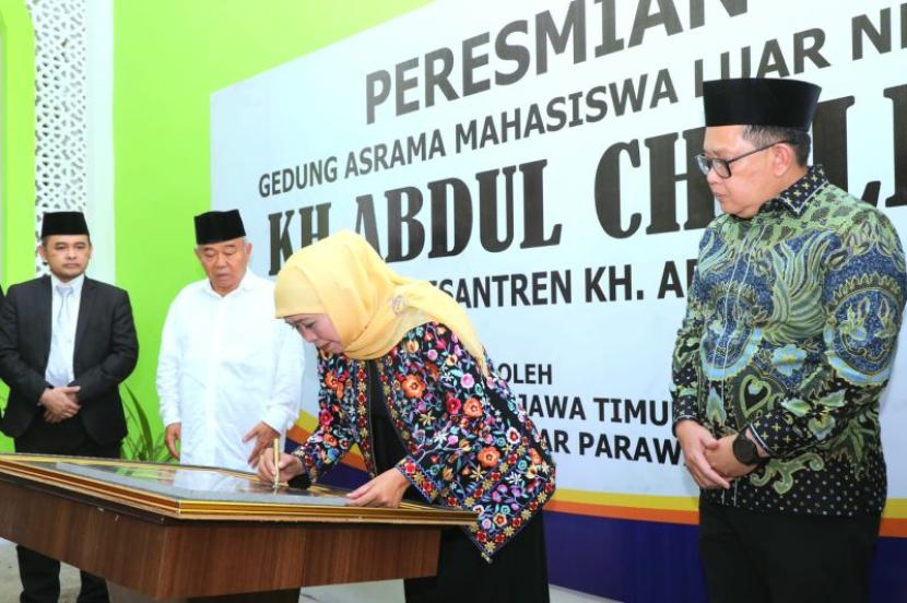 Gubernur Jawa Timur Khofifah Indar Parawansa meresmikan asrama mahasiswa UKHAC.