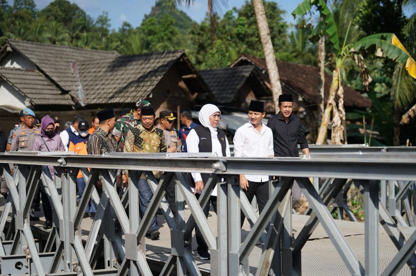 Gubernur Jawa Timur Khofifah Indar Parawansa meresmikan jembatan bailey di Trenggalek.