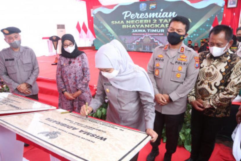 Gubernur Jawa Timur, Khofifah Indar Parawansa, meresmikan SMAN 2 Taruna Bhayangkara (Smadatara), Genteng, Kabupaten Banyuwangi, Jawa Timur (Jatim). 