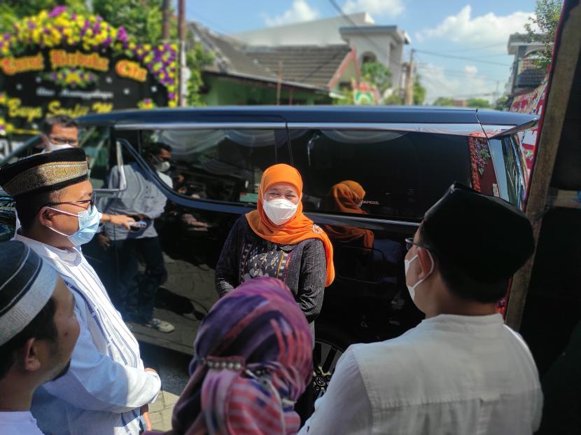 Gubernur Jawa Timur, Khofifah Indar Parawansa, saat melakoni takziah ke rumah almarhum Buya Syafii Maarif di Nogotirto, Sleman, DIY, Sabtu (28/5/2022).