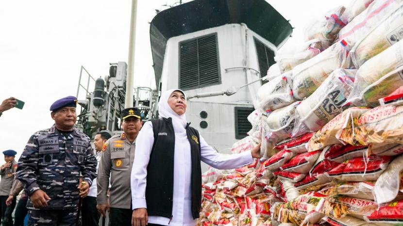 Gubernur Jawa Timur Khofifah Indar Parawansa saat melepas keberangkatan KRI Malahayati yang membawa bantuan logistik untuk warga di Kepulauan Masalembu, Sumenep, Madura, Jatim.