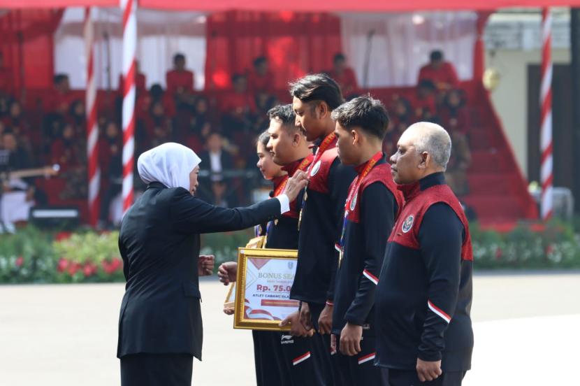 Gubernur Jawa Timur Khofifah Indar Parawansa saat memberikan bonus kepada para atlet asal Jatim yang meraih medali pada ajang SEA Games XXXII 2023 Kamboja. 