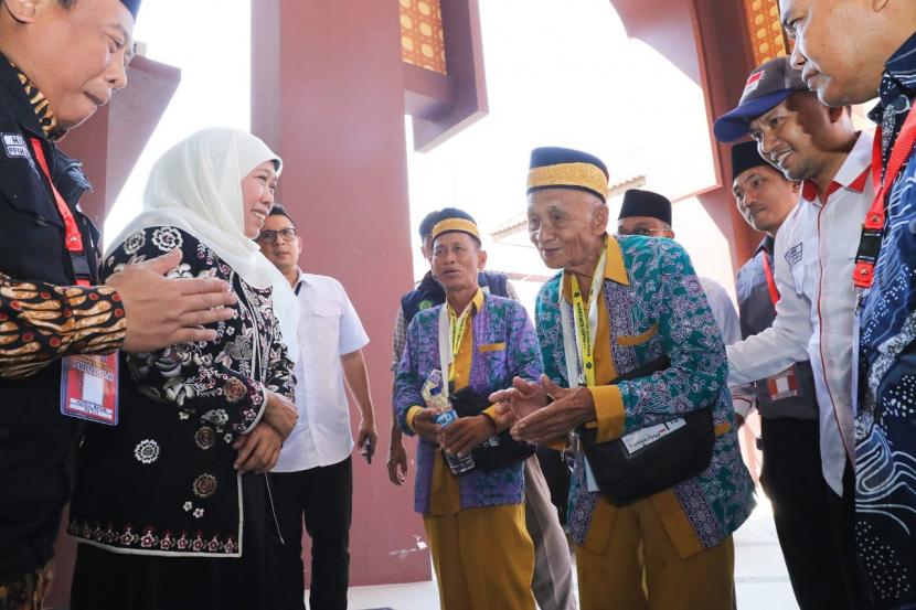 Gubernur Jawa Timur Khofifah Indar Parawansa, saat menemui Harun, warga Pamekasan, Madura, yang tercatat sebagai jamaah haji tertua. 