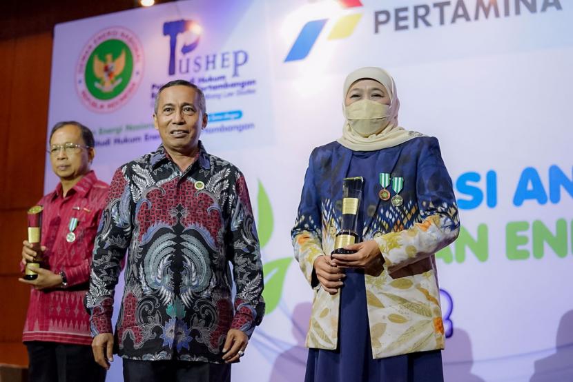 Gubernur Jawa Timur Khofifah Indar Parawansa saat menerima penghargaan pada Resepsi Anugerah Dewan Energi Nasional Tahun 2022 di Auditorium Binakarna Hotel Bidakara Jakarta, Jumat (21/10/2022) malam.