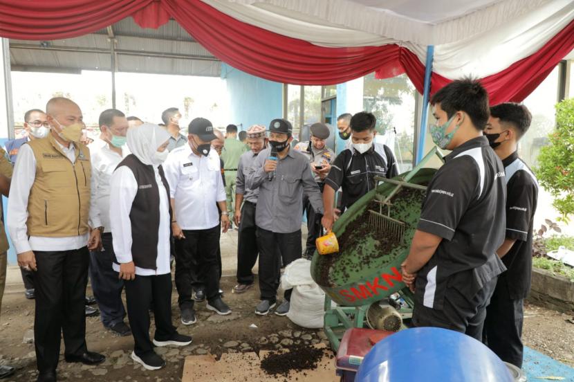 Gubernur Jawa Timur Khofifah Indar Parawansa saat mengunjungi SMKN 1 Jenangan Ponorogo, Senin (8/11). 