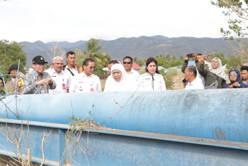 Gubernur Jawa Timur Khofifah Indar Parawansa saat meninjau progres pembangunan jaringan pipa air bersih di Kabupaten Sigi, Sulawesi Tengah.