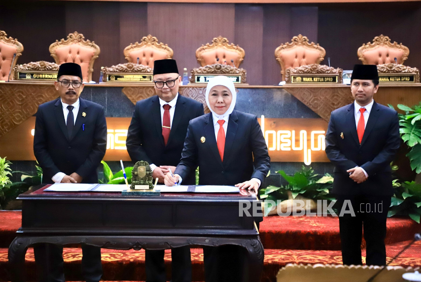 Gubernur Jawa Timur Khofifah Indar Parawansa (tengah).
