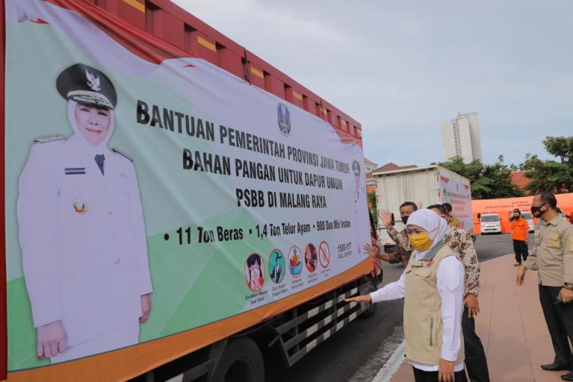 Gubernur Jawa Timur Khofifah Indar Parawansa. Khofifah meminta enam daerah di Jawa Timur mempercepat masa tanam padi mengingat prediksi kemarau beberapa bulan ke depan.