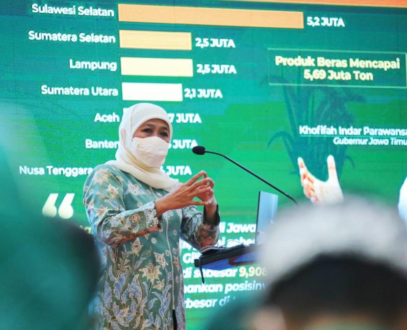 Gubernur Jawa Timur Khofifah Indar Parawansa membantu tangani kerusuhan di Desa Mulyorejo, Jember.