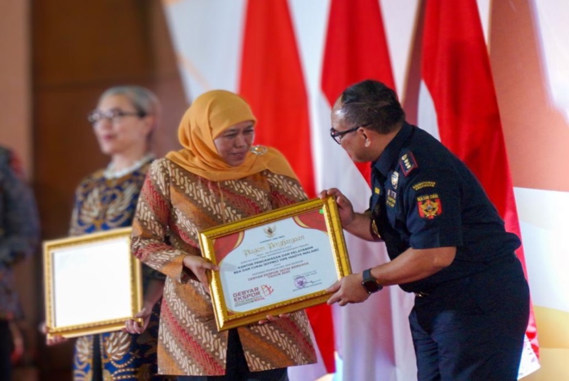 Gubernur Jawa Timur, Kofifah Indar Parawansa, menobatkan kantor pelayanan Bea Cukai ini sebagai Instansi Pendukung IKM Ekspor.