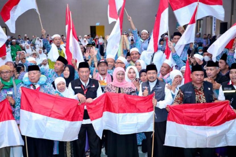 Gubernur Jawa Timur periode 2019-2024 Khofifah Indar Parawansa (tengah) saat bertemu dengan jamaah calon haji asal Jatim di Asrama Haji Embarkasi Surabaya. 