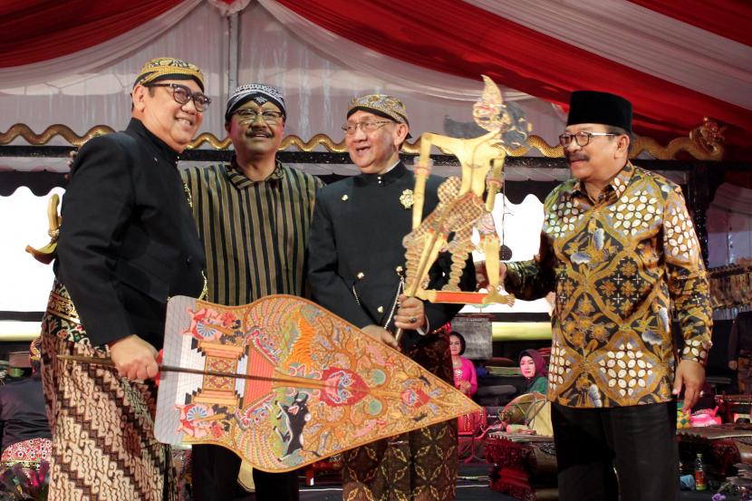 Ki Anom Suroto (kiri) saat Festival Wayang Kulit di Surabaya, Jawa Timur, beberapa waktu lalu.