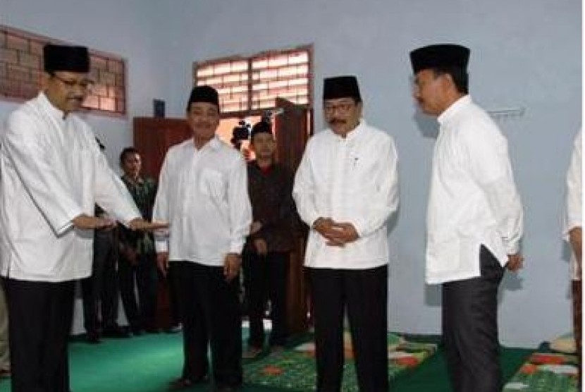 Gubernur Jawa Timur Soekarwo (kedua dari kanan).