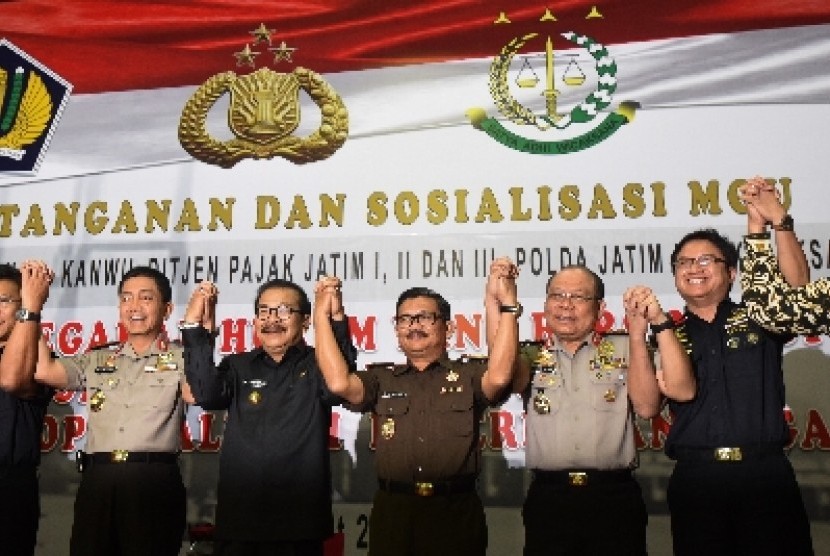 Gubernur Jawa Timur Soekarwo (kedua kiri).