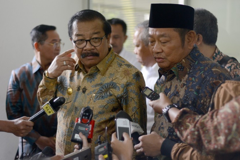 Gubernur Jawa Timur Soekarwo (kiri).