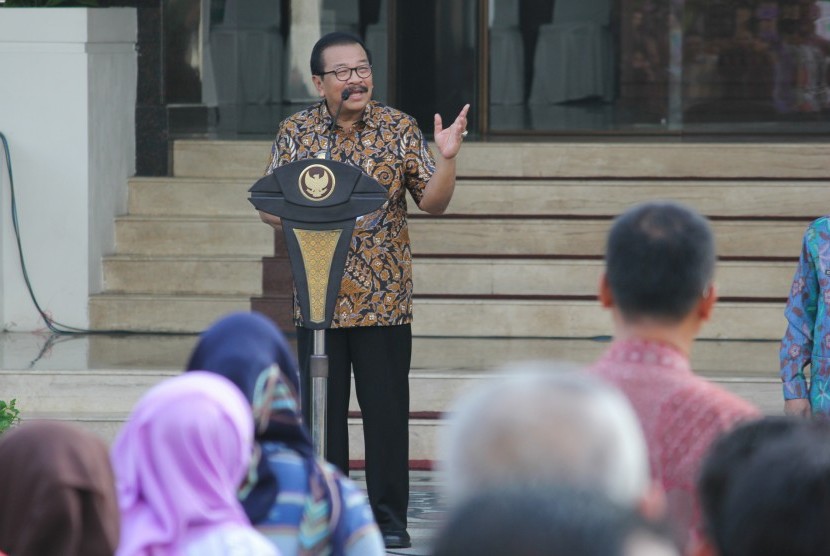 Gubernur Jawa Timur Soekarwo memberikan arahan kepada sejumlah Pegawai Negeri Sipil (PNS) saat apel di halaman Kantor Gubernur Jatim, Surabaya, Jawa Timur, Selasa (3/1). 