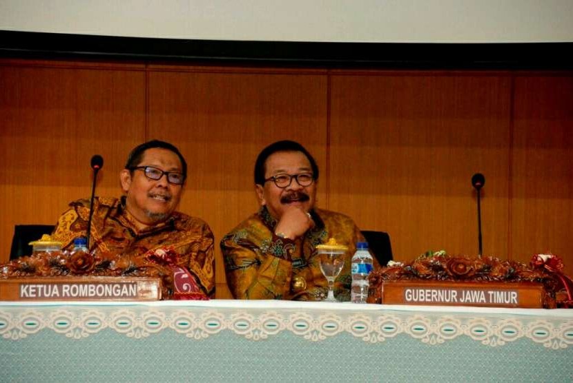 Gubernur Jawa Timur, Soekarwo, saat menerima kunjungan Profesi Akuntansi Universitas Gadjah Mada.    Pertemuan dilakukan di UPT Lab Pengelolaan Keuangan Daerah Provinsi Jatim, Selasa (7/8).