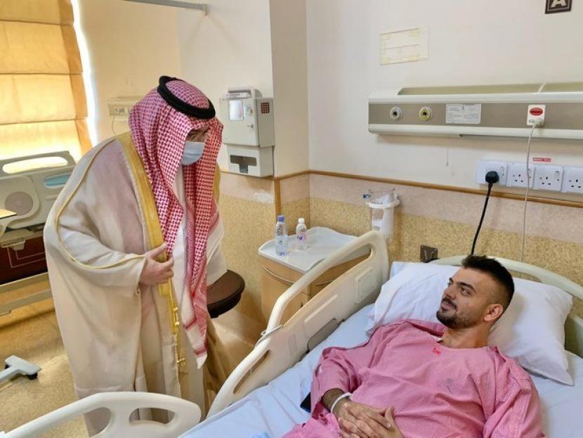 ISIS Klaim Bertanggungjawab Atas Bom Jeddah, Saudi Selidiki. Gubernur Jeddah, Arab Saudi mengunjungi pegawai konsulta Yunani yang menjadi korban terluka akibat ledakan di pemakaman Jeddah, Rabu (11/11).