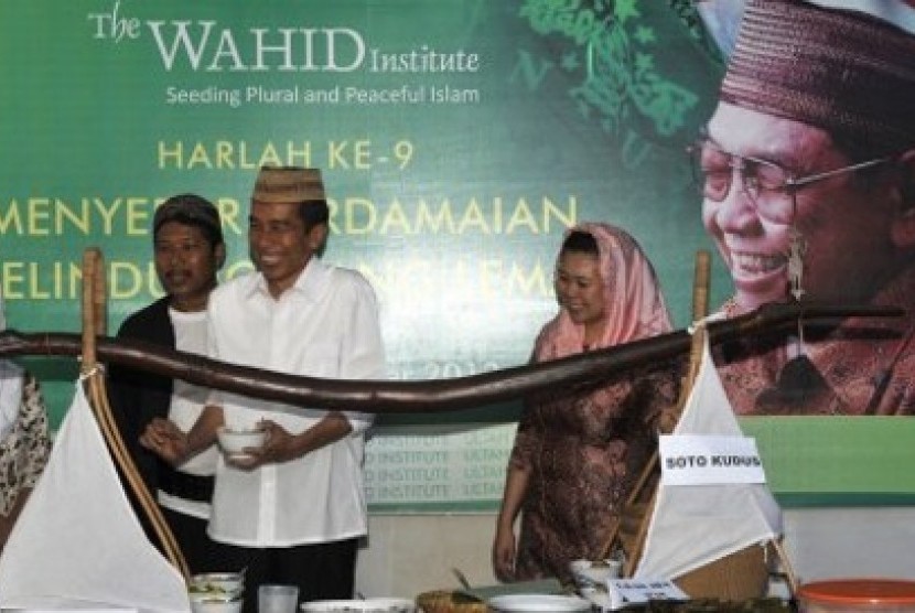  Joko Widodo (berkemeja putih) terlihat mengenakan peci milik Gus Dur, pemberian dari Sinta Nuriah Wahid