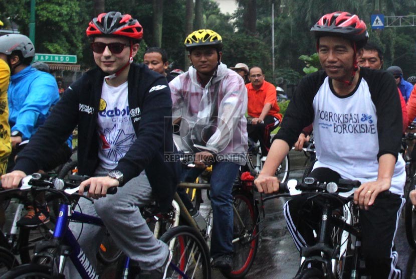  Gubernur Joko Widodo bersama Pembalap MotoGP Yamaha asal Italia, Jorge Lorenzo gowes sepeda dari rumah Dinas Gubernur menuju ke Balai Kota, Jakarta, Jumat (17/1). ( Republika/Yasin Habibi)
