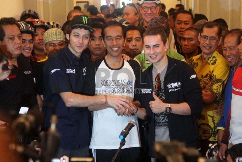  Gubernur Joko Widodo (tengah), berjabat tangan dengan Pembalap MotoGP Jorge Lorenzo (kanan), dan Valentino Rossi memberi keterangan kepada wartawan saat tiba di Balai Kota, Jakarta, Jumat (17/1). (Republika/Yasin Habibi)