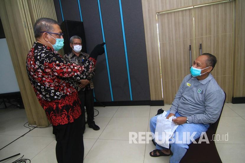 Gubernur Kalbar Sutarmidji (kiri) didampingi Kepala Dinas Kesehatan Provinsi Kalbar dr Harisson (kedua kiri) saat berbicara dengan satu dari 24 pasien positif yang telah sembuh dari COVID-19 di acara pelepasan kepulangan mereka di Pontianak, Kalimantan Barat, Kamis (4/6/2020). Pemerintah Provinsi Kalbar melepas kepulangan 24 pasien positif COVID-19 yang telah dinyatakan sembuh setelah menjalani perawatan di ruang isolasi dan Swab Test menggunakan Real Time-Polymerase Chain Reaction (RT-PCR) sebanyak dua kali.
