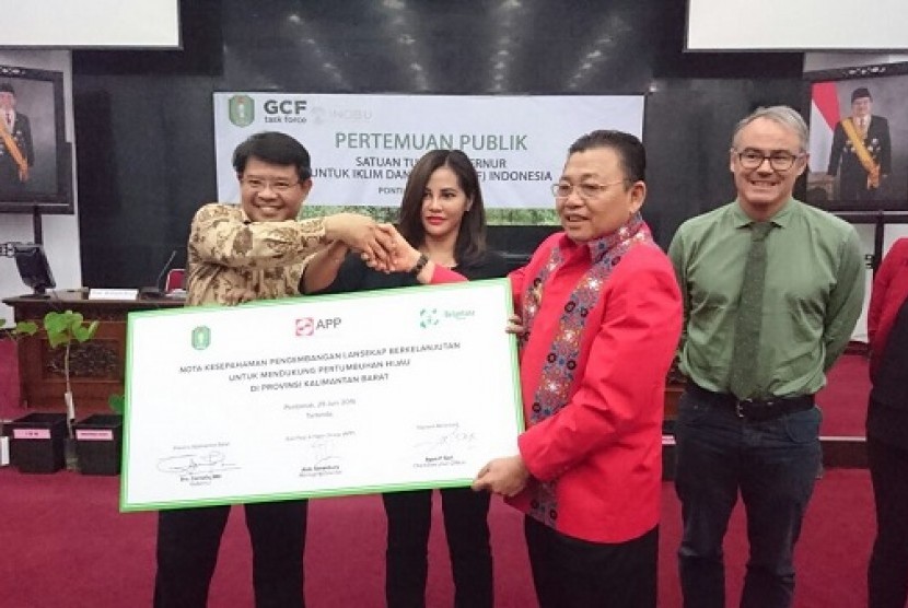 Gubernur Kalimantan Barat pada Rabu (29/6) menandatangani nota kesepahaman dengan Asia Pulp & Paper Group (APP) dan Yayasan Belantara.