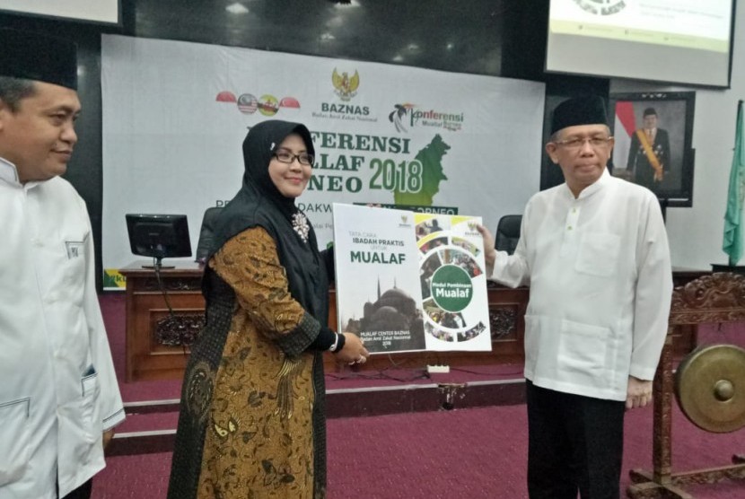Gubernur Kalimantan Barat Sutarmidi dan Anggota BAZNAS Nana Mintarti membuka Konferensi Mualaf Borneo (KMB) 2018 yang dilaksanakan oleh Mualaf Center BAZNAS (MCB) bekerjasama dengan BAZNAS Provinsi Kalimantan Barat, di Balai Petitih, Pontianak, Kamis (27/12).
