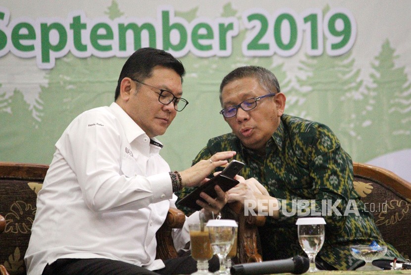Gubernur Kalimantan Barat Sutarmidji (kanan) berbincang dengan Kepala Badan Restorasi Gambut (BRG) Nazir Foead (kiri) di sela Rapat Koordinasi Penguatan Penanggulangan Kebakaran pada Lahan Gambut di Pontianak, Kalimantan Barat, Kamis (26/9/2019).