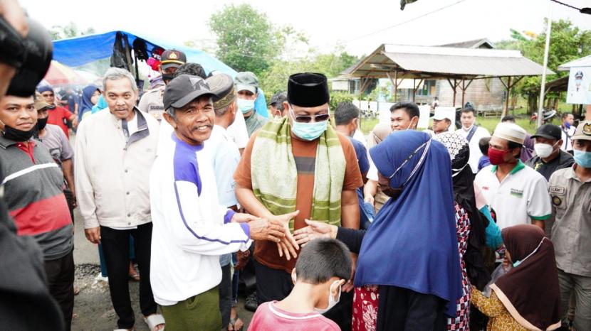 Gubernur Kalimantan Selatan, Dr H Sahbirin Noor kembali blusukan atau turun ke desa untuk memberikan semangat dan edukasi kepada warga agar ikut vaksinasi 19.