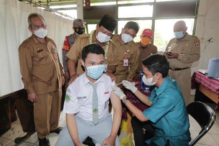 Gubernur Kalimantan Selatan, Dr (HC) H Sahbirin Noor kembali meninjau pelaksanaan vaksinasi Covid-19 di sekolah tingkat menengah atas. Kali ini, SMAN 2 Banjarbaru yang dikunjungi, Senin (8/11). Di hari yang sama , Gubernur akrab disapa Paman Birin ini juga  melakukan monitoring vaksinasi di SMAN 4 Banjarmasin.