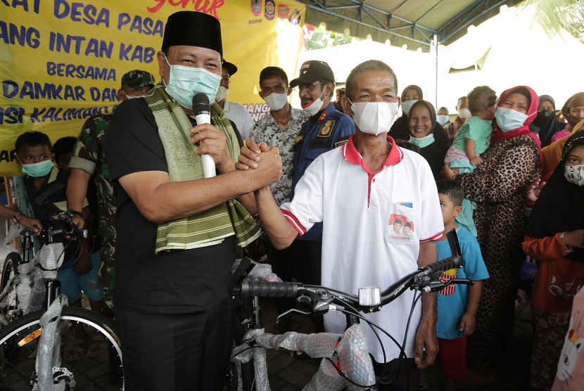 Gubernur Kalimantan Selatan, Dr (HC) H Sahbirin Noor kembali blusukan atau turun ke desa untuk memberikan semangat dan edukasi kepada warga agar ikut vaksinasi Covid 19.