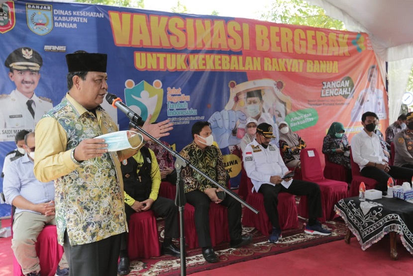 Gubernur Kalimantan Selatan Dr (HC) H Sahbirin Noor melantunkan shalawat untuk Nabi Muhammad SAW saat memberikan sambutan di setiap lokasi sentra vaksinasi yang ia singgahi dalam rangkaian Vaksinasi Bergerak Jilid 2 dari tanggal 3 hingga 6 November 2021.
