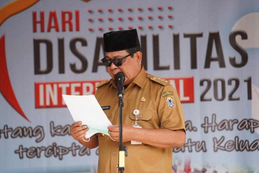 Gubernur Kalimantan Selatan Dr (HC) H Sahbirin Noor membacakan puisi pada peringatan Hari Disabilitas Internasional 2021 di  SLB C Negeri Pembina Kalsel, Banjarbaru, Selasa (7/12). 