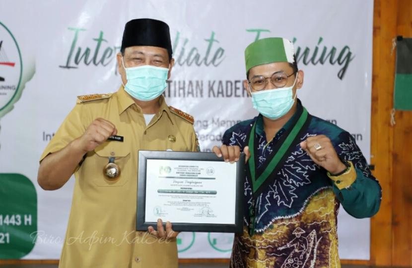 Gubernur Kalimantan Selatan, DR (HC) H Sahbirin Noor menutup Latihan Kader II (Intermediate Training) Tingkat Regional Kalimantan Himpunan Mahasiswa Islam (HMI) Cabang Banjarmasin, di Kiram Park, Senin (27/12).