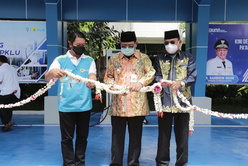 Gubernur Kalimantan Selatan, Dr (HC) H Sahbirin Noor resmikan Stasiun Pengisian Kendaraan Listrik Umum (SPKLU) terbesar di Kalimantan dan penyalaan 24 jam listrik 6 desa di Kecamatan Aranio, Kamis (30/12).
